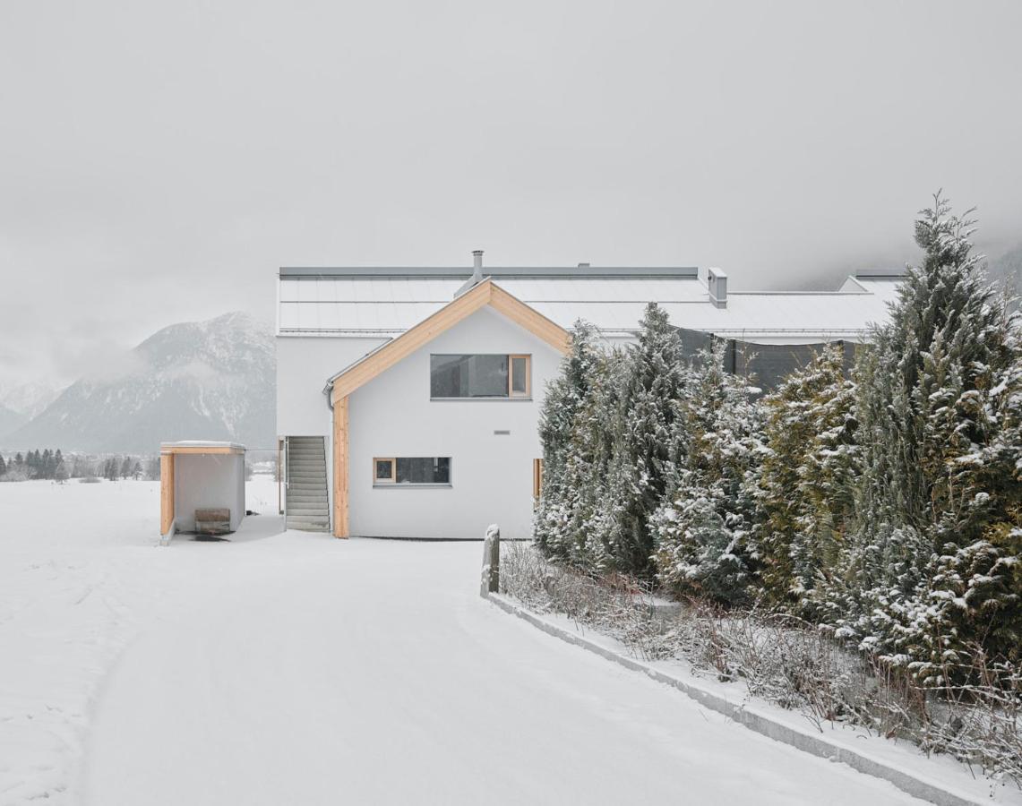 Urban Alpine Penthouse With Lake View Maurach  Exterior photo