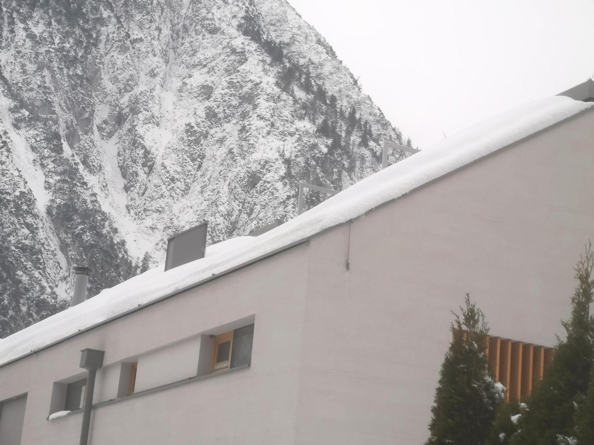 Urban Alpine Penthouse With Lake View Maurach  Exterior photo